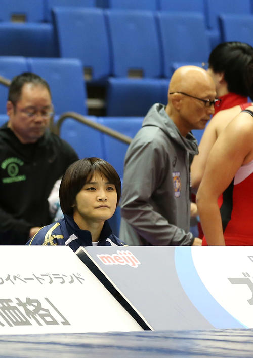 女子55キロ級準々決勝で樋口耀のセコンドについた伊調（手前）と隣のマットのセコンド席に向かう栄監督（後方右）（撮影・河野匠）