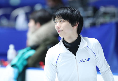 全日本フィギュアスケート選手権公式練習で笑顔を見せる羽生（撮影・垰建太）