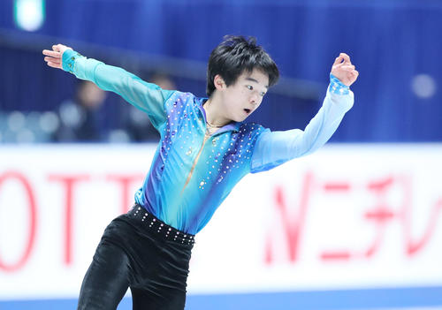 全日本フィギュアスケート選手権公式練習で演技の確認をする鍵山（撮影・垰建太）