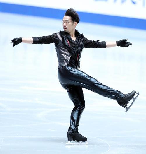 全日本フィギュアスケート選手権公式練習で演技の確認をする高橋（撮影・垰建太）