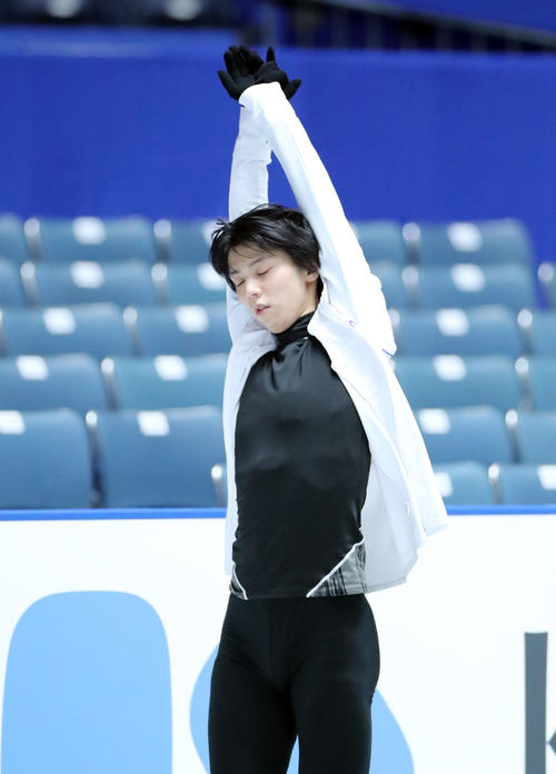 全日本フィギュアスケート選手権公式練習で演技の確認をする羽生（撮影・垰建太）