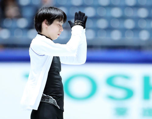全日本フィギュアスケート選手権公式練習で演技の確認をする羽生（撮影・垰建太）