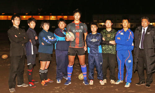 高校ラグビーの東西対抗に東軍代表として出場する釜石ロック小野（中央）とラグビー部員。右端は及川監督（撮影・野上伸悟）