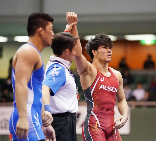 男子フリースタイル86キロ級準決勝　山田（左）に勝利し決勝進出を決めた高谷（右）（撮影・鈴木みどり）