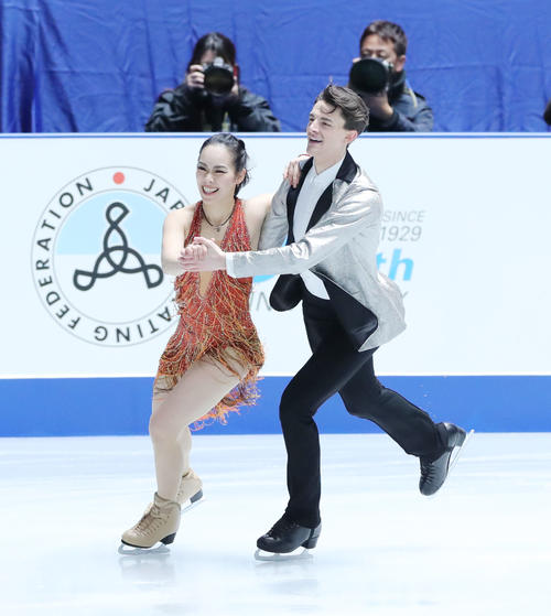 アイスダンスで演技するティム・コレト（右）、小松原ペア（撮影・垰建太）