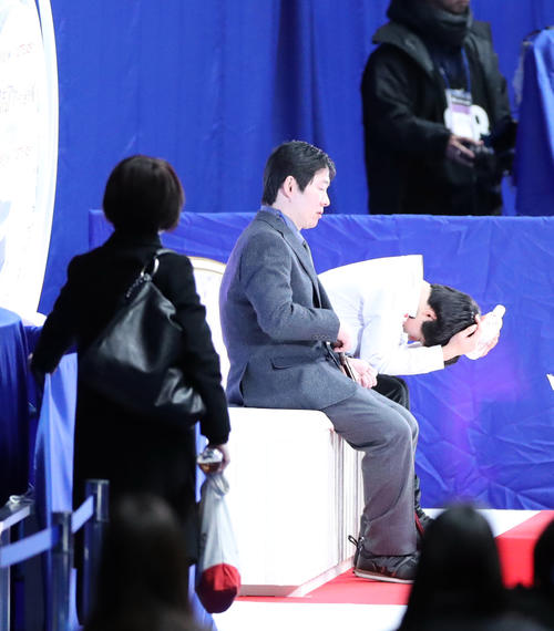 男子SPの演技を終えキスアンドクライで頭を抱える鍵山（右）。中央は父の正和コーチ（撮影・垰建太）