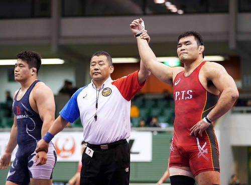 男子フリースタイル97キロ級決勝で山口（左）に勝利し勝ち名乗りを受ける赤熊（撮影・鈴木みどり）