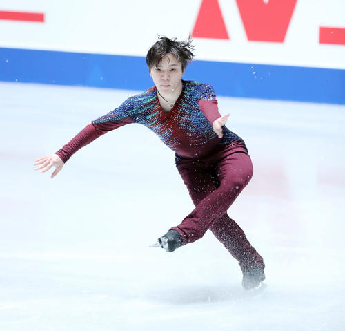 男子SPの演技でジャンプから着氷を決める宇野（撮影・垰建太）