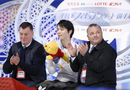 男子SP　演技を終え、プーさんを手に笑顔の羽生結弦（中央）（共同）