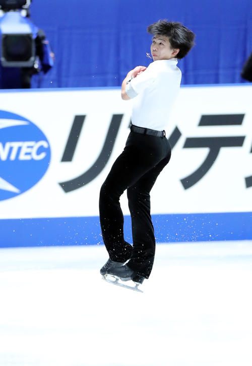 男子SPでジャンプを決める佐藤（撮影・垰建太）
