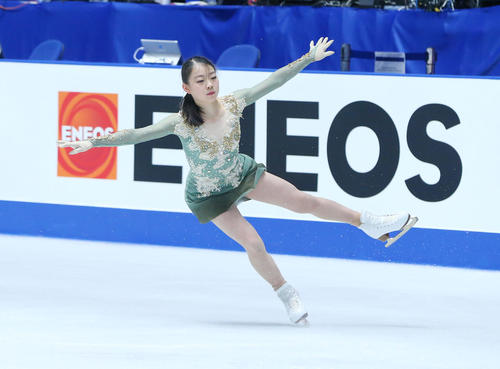 全日本フィギュアスケート選手権公式練習でジャンプを決め着氷する紀平（撮影・垰建太）