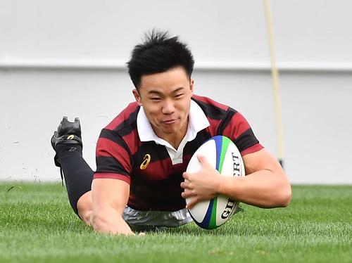 早大対日大　前半、ハーフウェーライン付近から独走トライを決める早大WTB古賀由教（撮影・上田博志）