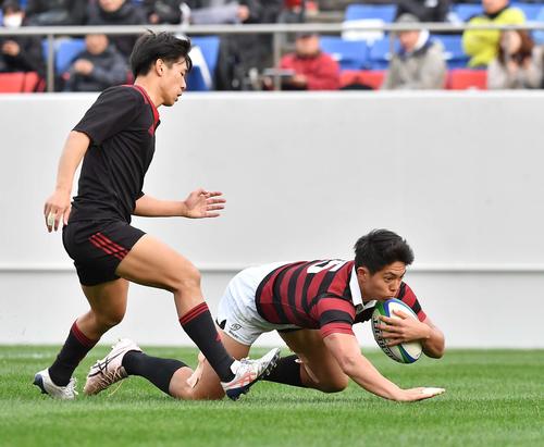 早大対日大　前半、左中間へ飛び込みトライを決める早大FB河瀬諒介（撮影・上田博志）