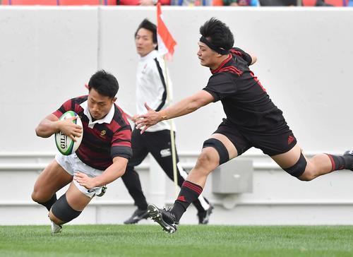 早大対日大　後半、右中間へ飛び込みトライを決める早大CTB長田智希（撮影・上田博志）