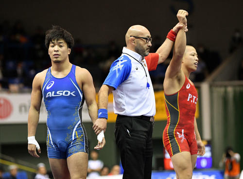 男子グレコローマンスタイル67キロ級1回戦　井ノ口（右）に敗れ肩を落とす太田（撮影・滝沢徹郎）