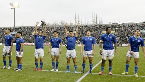 筑波大に勝利し、観客席にあいさつする東海大フィフティーン（共同）