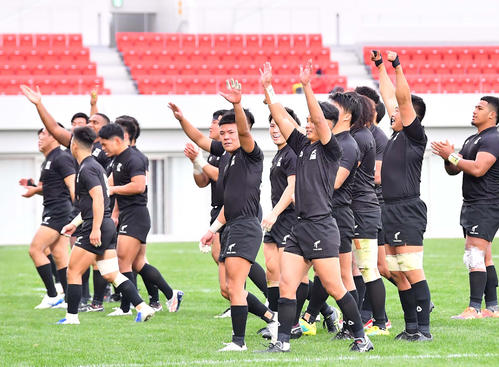 流経大に勝利し応援団の歓声に応える天理大（撮影・上田博志）