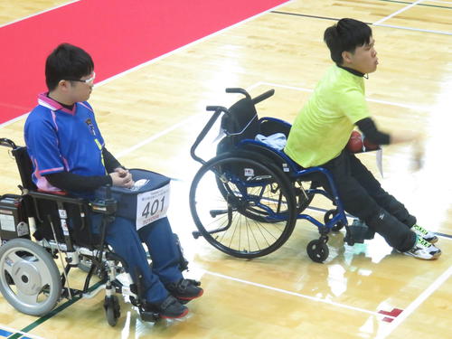 BC4（運動機能障がい）準決勝　内田峻介（右）の投球を見守る江崎駿（撮影・小堀泰男）
