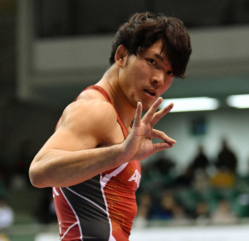 男子フリースタイル86キロ級決勝　石黒に勝利し9度目の優勝を決めた高谷はポーズを決める（撮影・滝沢徹郎）