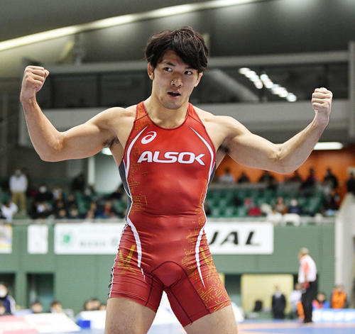 男子フリースタイル86キロ級決勝　石黒に勝利し9度目の優勝を決めた高谷はポーズを決める（撮影・滝沢徹郎）