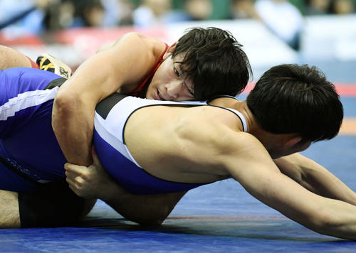男子フリースタイル86キロ級決勝　石黒（下）からポイントを奪う高谷（撮影・滝沢徹郎）