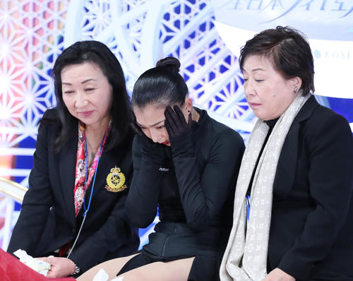 女子フリーの演技を終えキスアンドクライで顔を覆う坂本（中央）（撮影・垰建太）