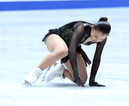 女子フリーで転倒する坂本（撮影・垰建太）