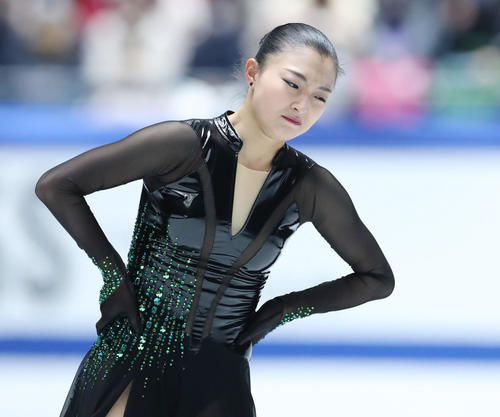 女子フリーでの演技を終え悔しそうな表情を見せる坂本（撮影・垰建太）