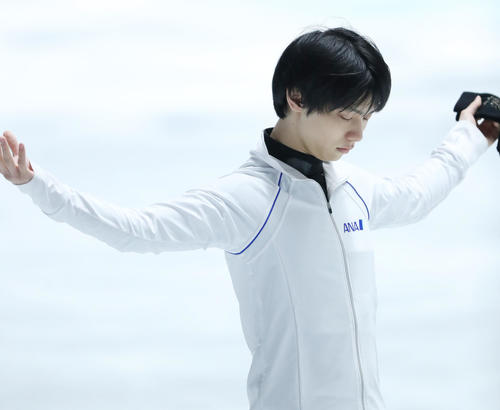 全日本フィギュアスケート選手権公式練習で演技の確認を行う羽生（撮影・垰建太）