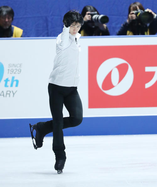 全日本フィギュアスケート選手権公式練習で演技の確認を行う羽生（撮影・垰建太）