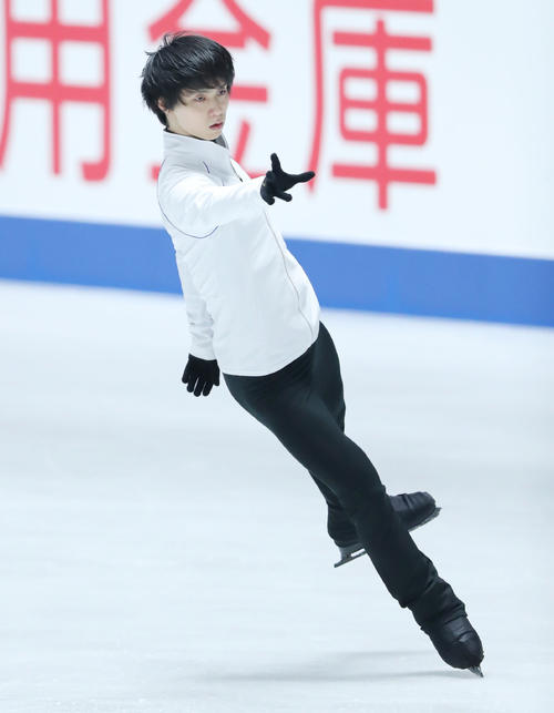 全日本フィギュアスケート選手権公式練習で演技の確認を行う羽生（撮影・垰建太）
