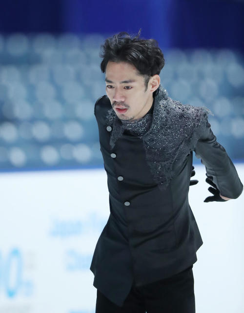 全日本フィギュアスケート選手権公式練習中、うつむき考え込む高橋（撮影・垰建太）