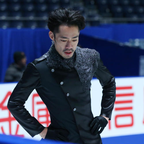 全日本フィギュアスケート選手権公式練習中、考え込む高橋（撮影・垰建太）