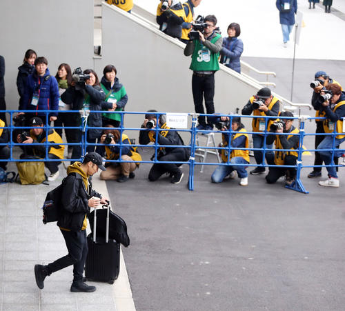 全日本フィギュアスケート選手権公式練習を途中で切り上げた高橋は報道陣にカメラを向けられながら引き揚げる（撮影・垰建太）
