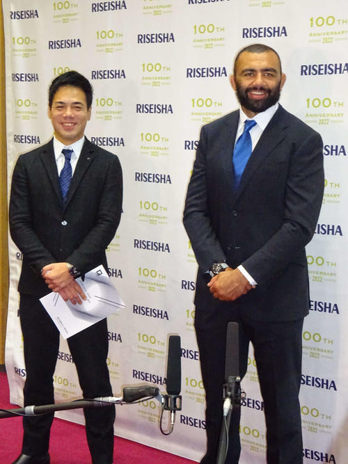 履正社医療スポーツ専門学校「スポーツ外国語学科」新設のトークイベントに出席したラグビー日本代表の主将リーチ・マイケル（右）と同学科長に就任した同代表の佐藤秀典通訳（撮影・加藤裕一）