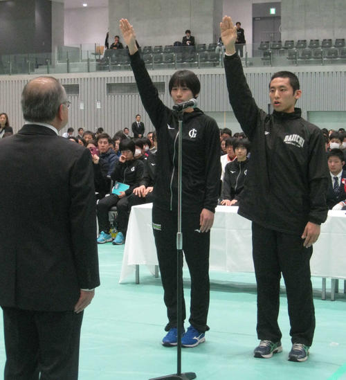 選手宣誓する福岡第一・河村（右）、岐阜女・林両主将（撮影・吉池彰）