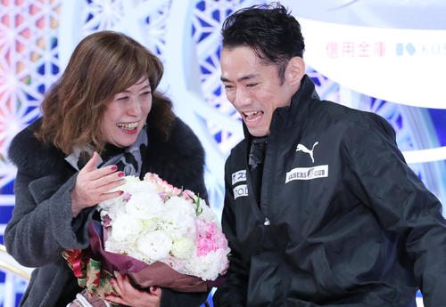 男子フリーの演技を終えた高橋大輔（右）は長光歌子コーチに花束を渡し笑顔を見せる（撮影・垰建太）