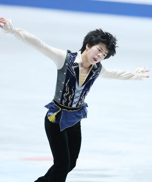全日本フィギュアスケート選手権公式練習で演技の確認を行う佐藤（撮影・垰建太）
