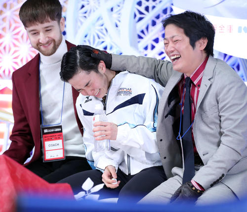 男子フリーの演技を終えキスアンドクライで涙を流す友野（中央）（撮影・垰建太）