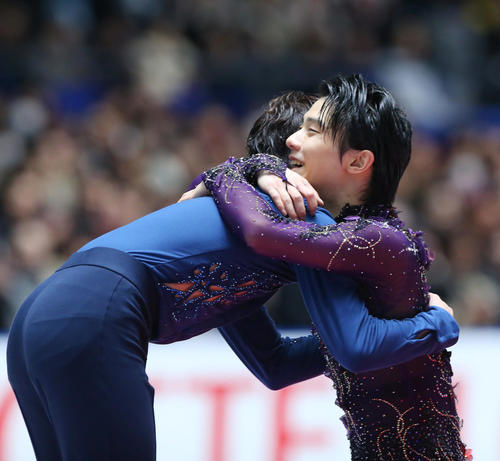 表彰式で優勝した宇野（左）と抱き合う2位の羽生（撮影・垰建太）