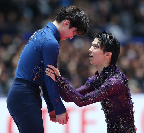 表彰式で優勝した宇野（左）に声をかける2位の羽生（撮影・垰建太）