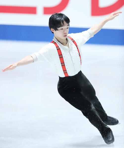 全日本フィギュアスケート選手権公式練習で演技の確認を行う鍵山(撮影・垰建太)