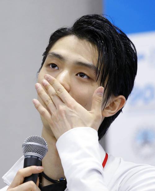 記者会見で、口元に手をやる羽生結弦(共同)