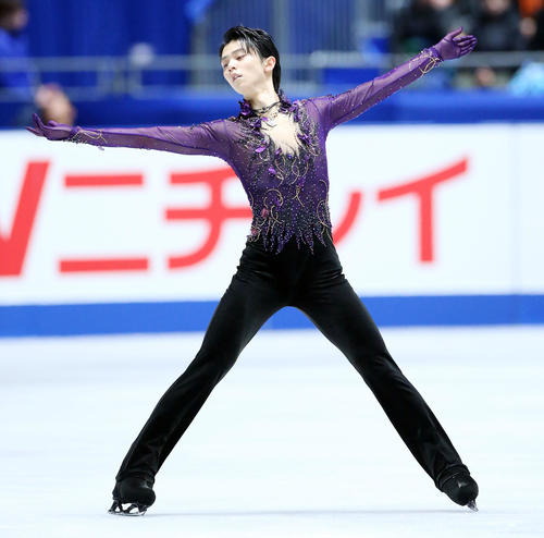 男子フリーで演技する羽生(撮影・垰建太)