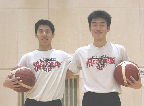 2人の主将、PG高木（左）とPF板沢がチームを引っ張る