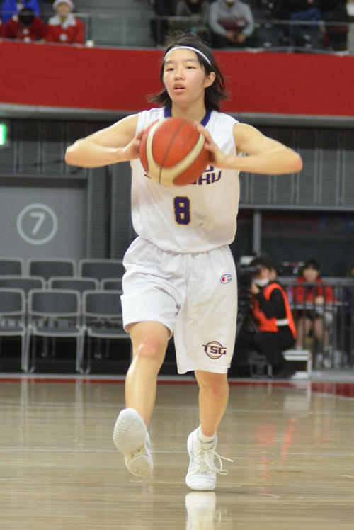 第4Q、味方にパスを出す東京成徳大高の山田葵（撮影・吉池彰）