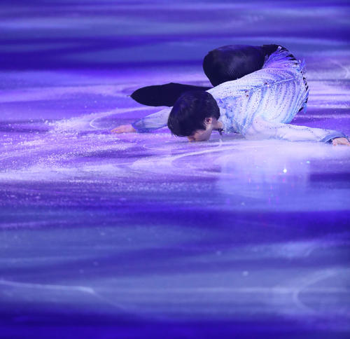 オールジャパン・メダリスト・オン・アイス、オープニングで登場した羽生結弦は氷にキスをする（撮影・垰建太）