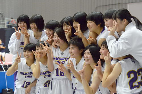 山形中央対奈良文化　笑顔で初勝利を喜ぶ山形中央の選手たち（撮影・鎌田直秀）