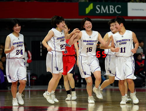山形中央対奈良文化　初出場で勝利を飾り笑顔で歓喜する山形中央の選手たち（撮影・前田和哉）