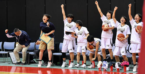 第4Q、同点に追いつき喜ぶ浜松開誠館の選手たち（撮影・滝沢徹郎）